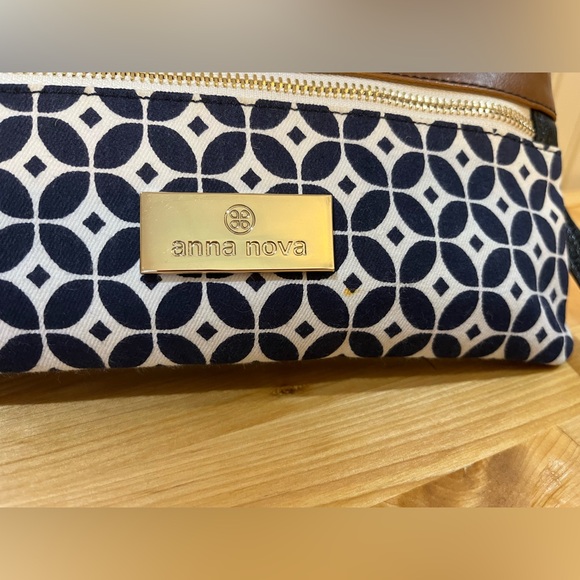 Anna Nova Crossbody - Picture 4 of 10